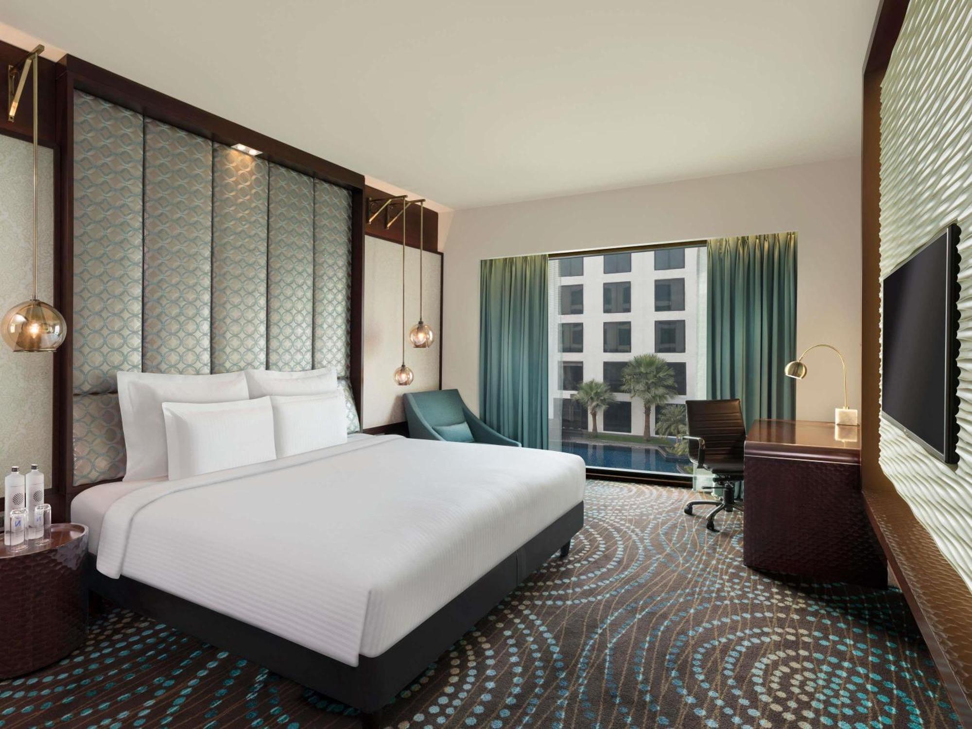 Superior King Room Bathtub
