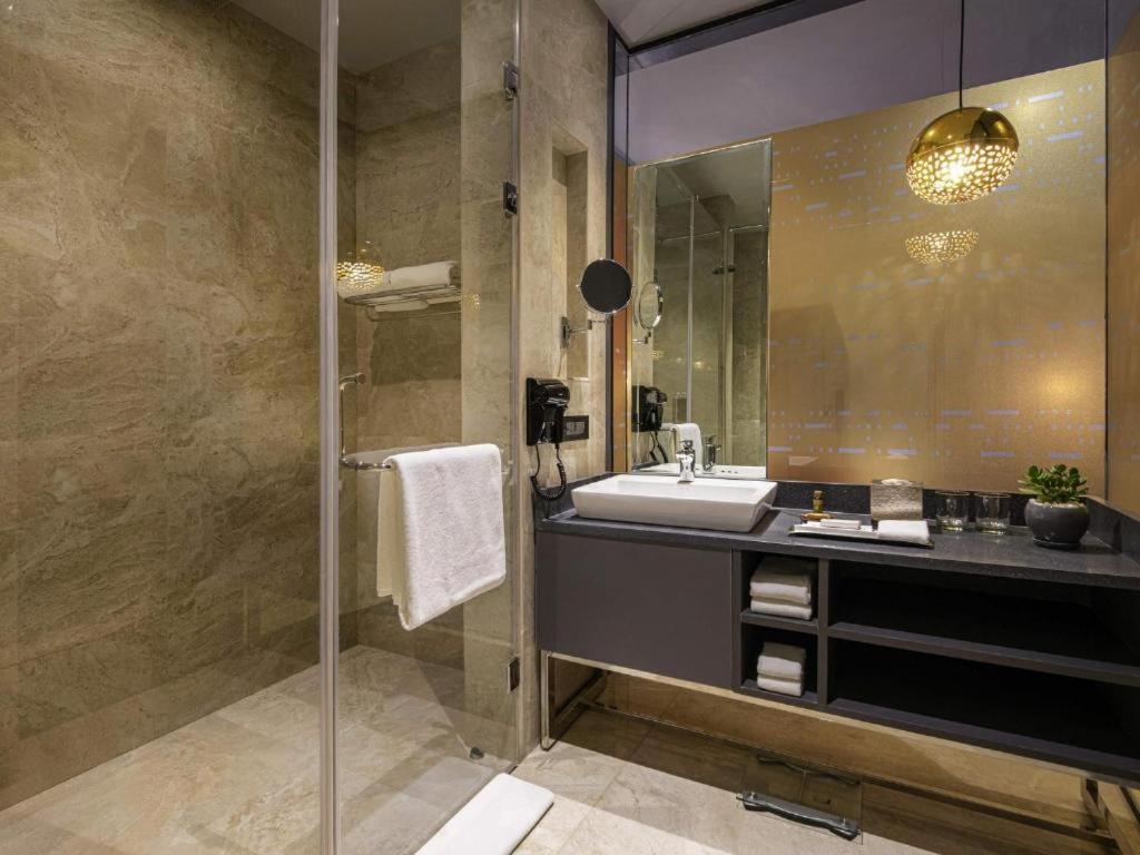 Staycation-Paket mit Frühstück, Mittag- oder Abendessen & 24 Stunden Check-in & Check-out & 15% Rabatt auf Speisen und alkoholfreie Getränke