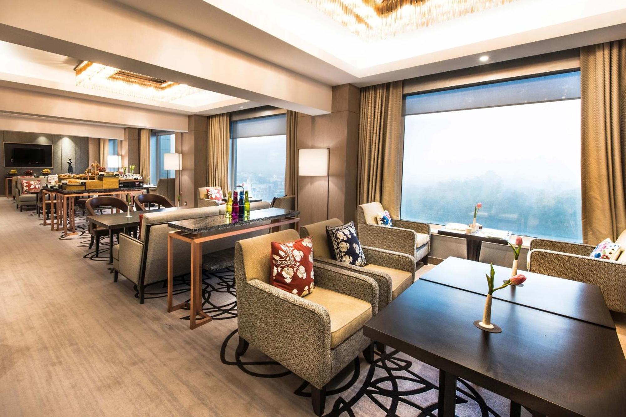 Sheraton Club Queen Room Club Level
