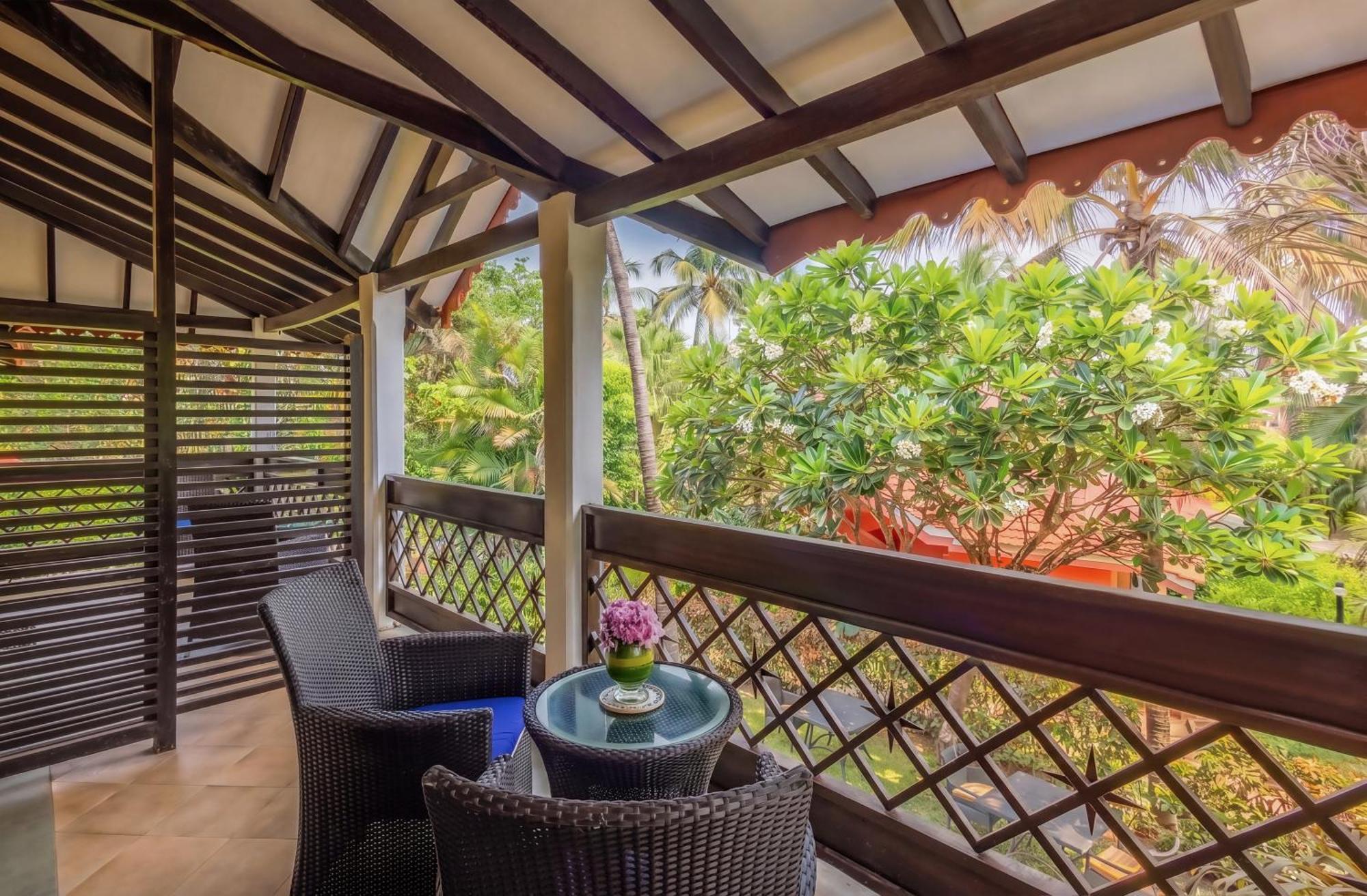 Superior Room Garden View Balcony – King Bed