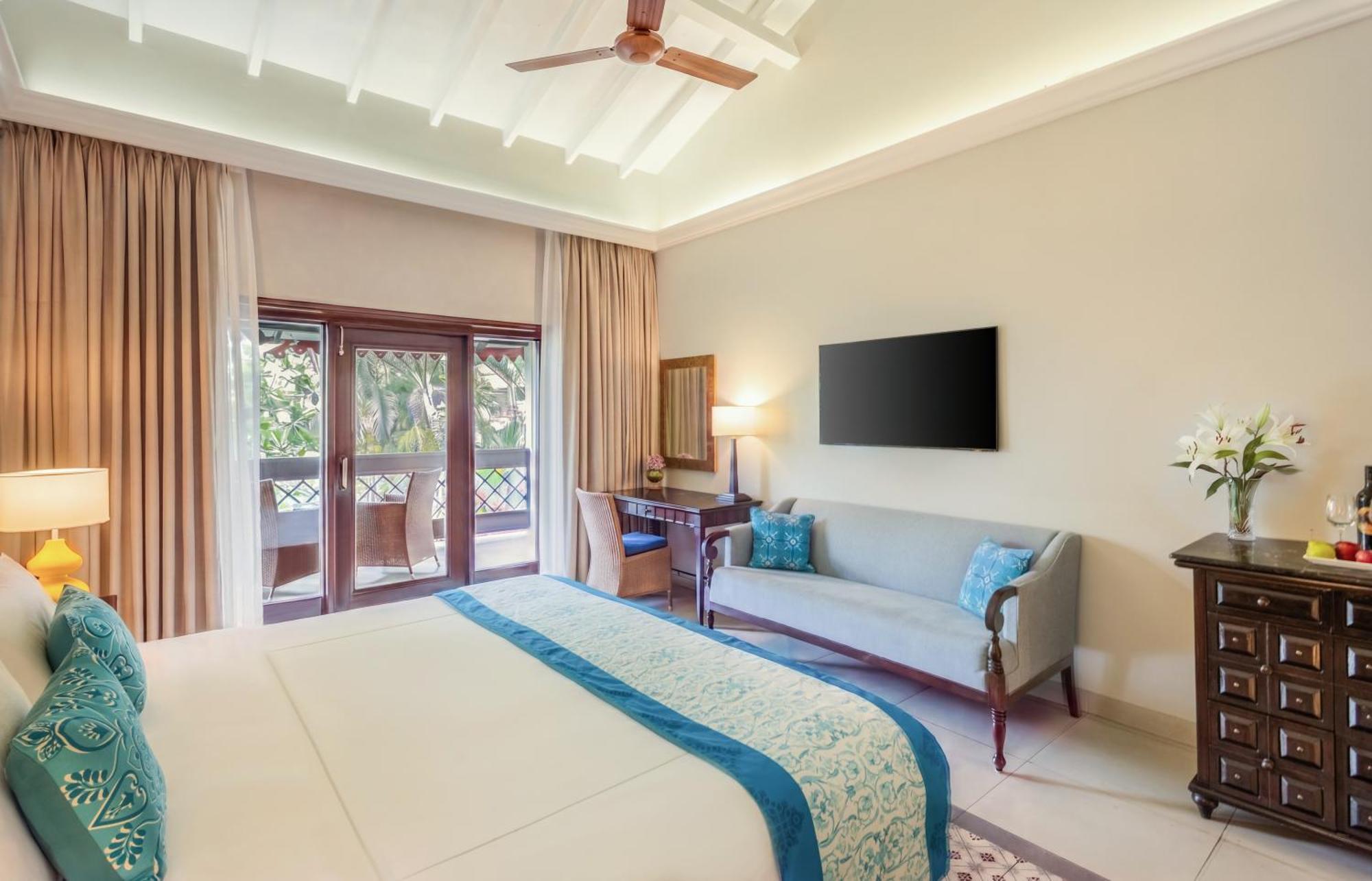 Superior Room Garden View Balcony – King Bed