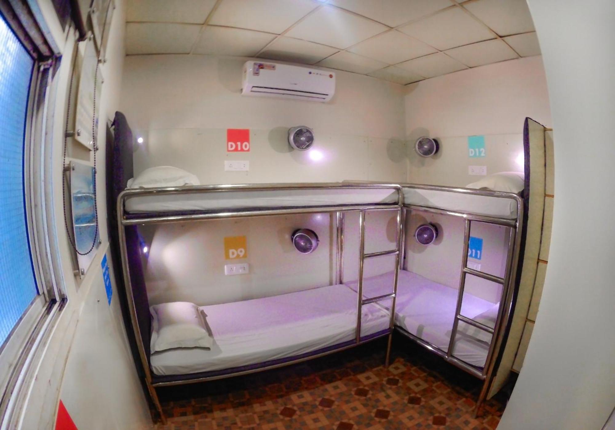 Cama en habitación femenina compartida de 4 camas