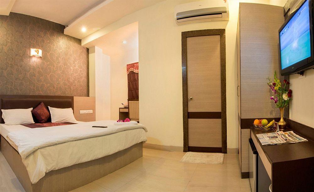 Deluxe Double Room (2 Adults + 1 Child)