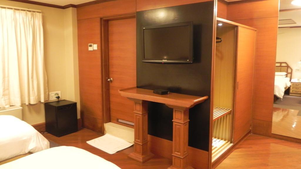 Deluxe Double Room - 10% off on laundry and Early check-in (upto 4 hrs) and Late Checkout ( upto 3 hrs) on availability,1658094833:JPEG