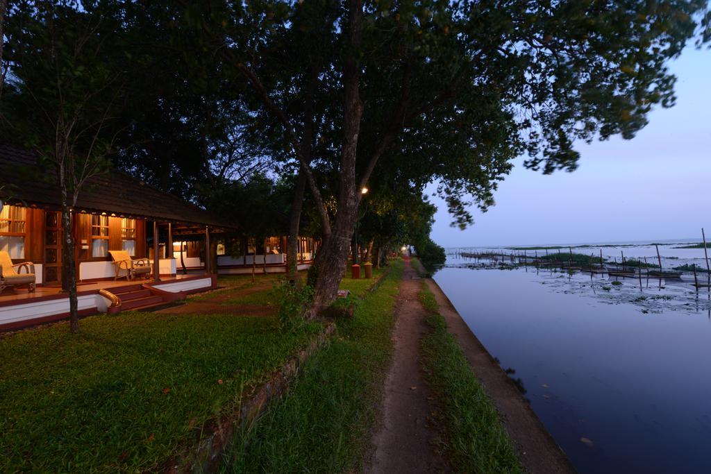 Lake Front Villa Private Pool Complimentary one-hour Sunset cruise subject to weather conditions