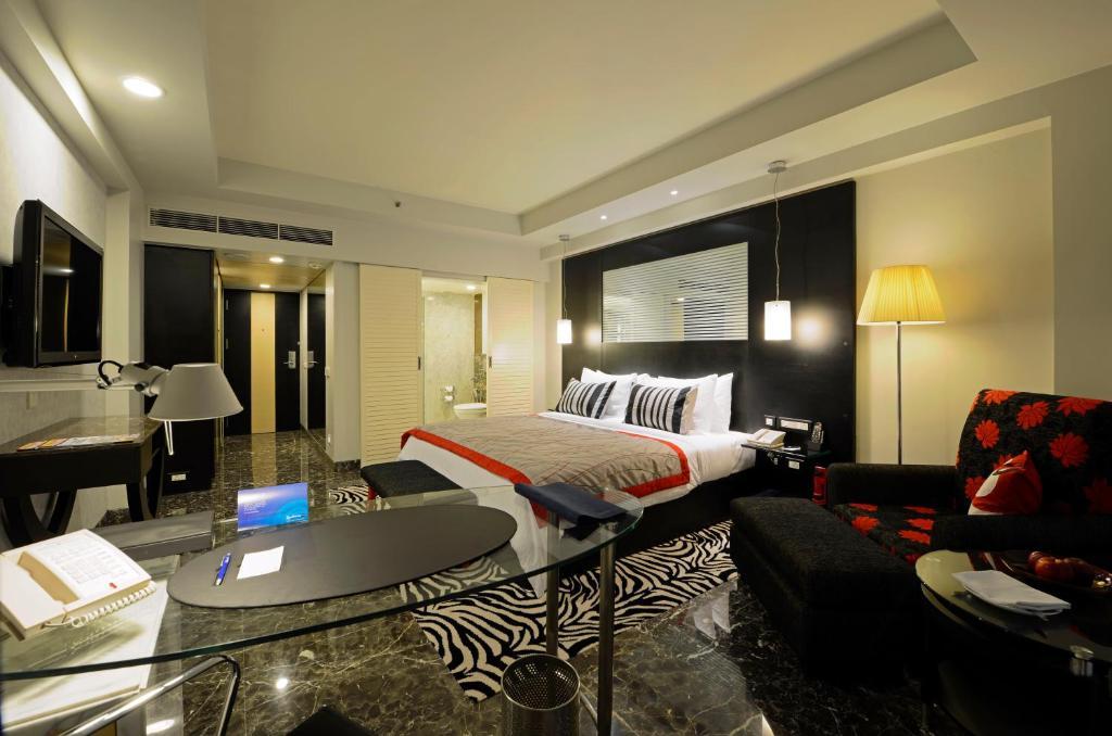 Business Class High Floor City View Room - 15% off on Food & Beverage services