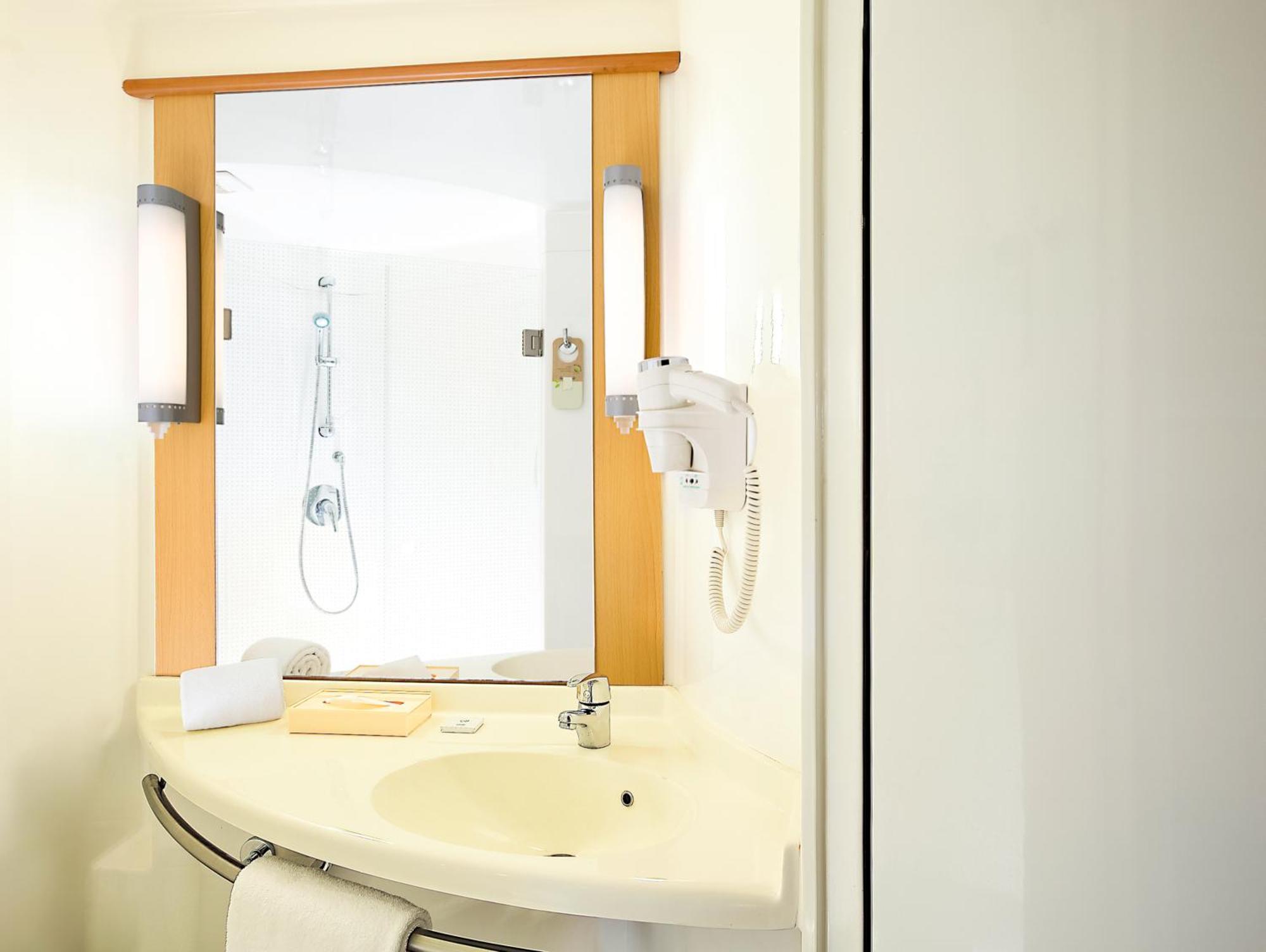 Day Use Room (10 AM to 6 PM), Mandatory Check-out at 6pm, Multiple days stay not allowed