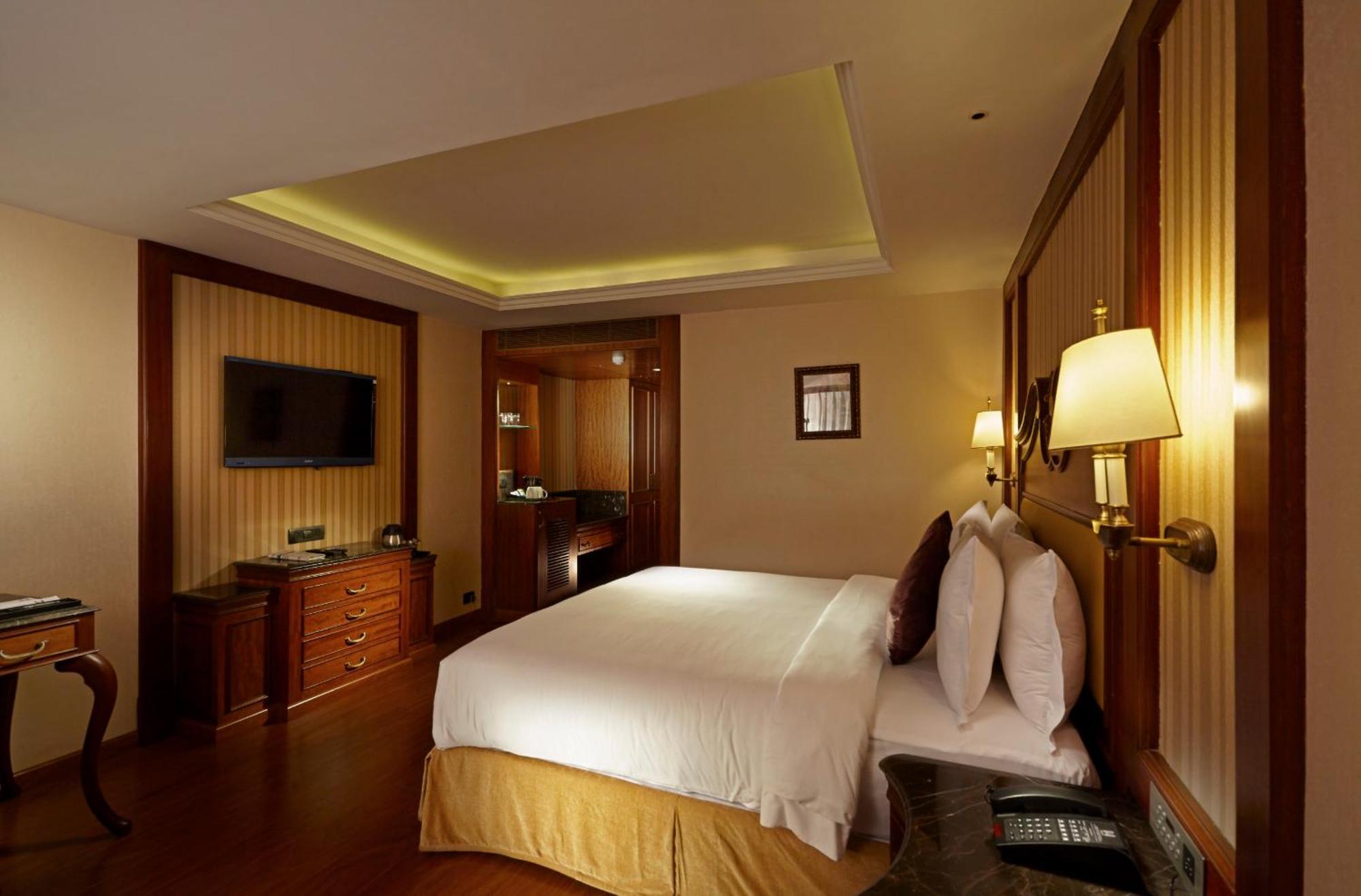 Hablis Double Room Airport transfers on Fridays Saturdays Sundays