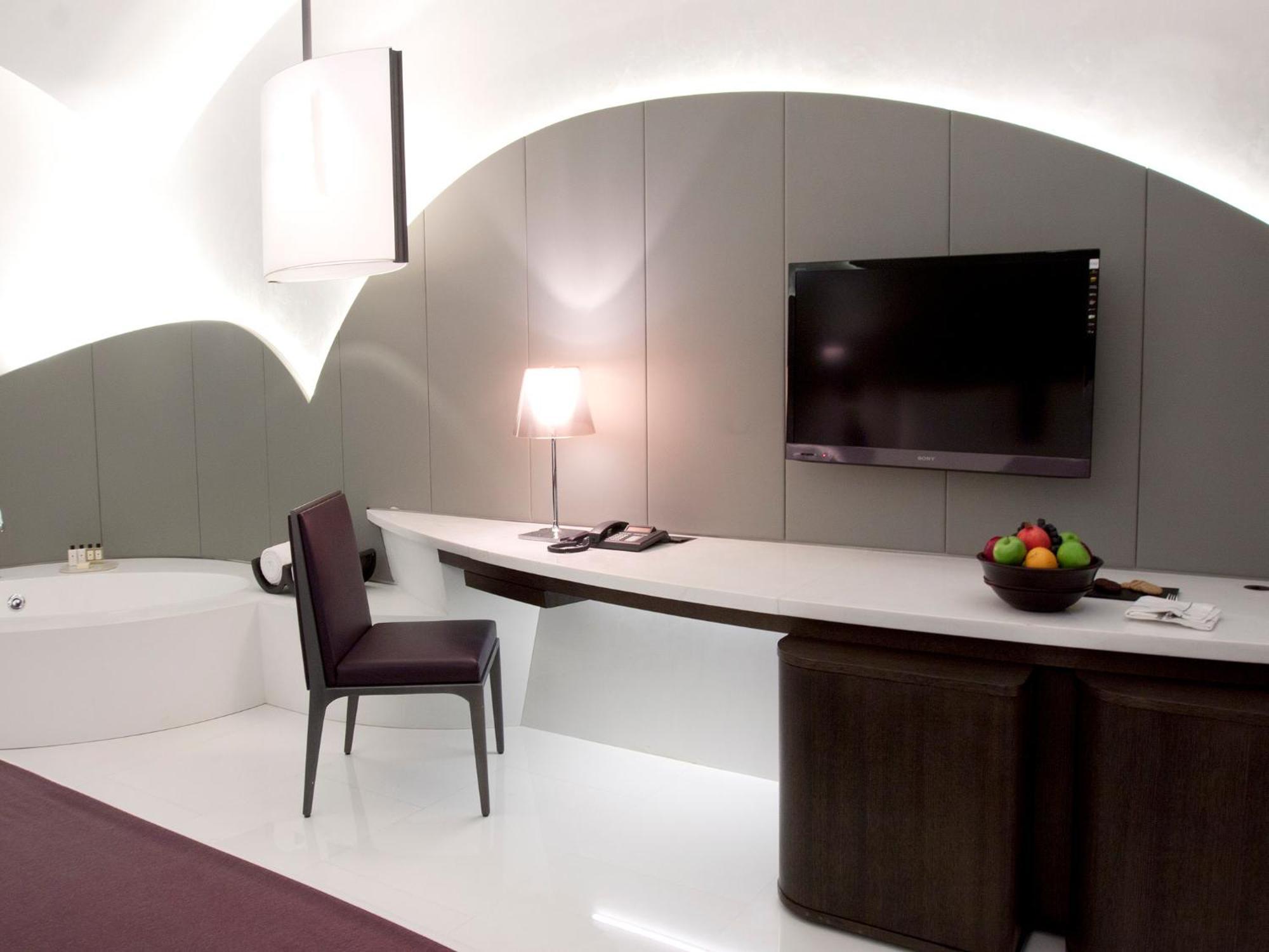 The Roseate Suite Hi-Tea 1630 to 1730 Complimentary 30-min spa treatment per Mon to Thurs on Spa Treatments on Fri to Sun Pre of Slot is mandatory disc on Laundry Car Services One Way Airport Tra