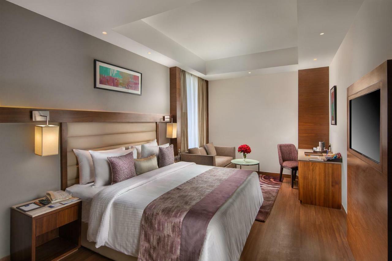 Superior Rooms with One Double Bed (Avail 15% discount on FNB & (1+1 Happy Hour from 4pm - 7pm on selected brands)