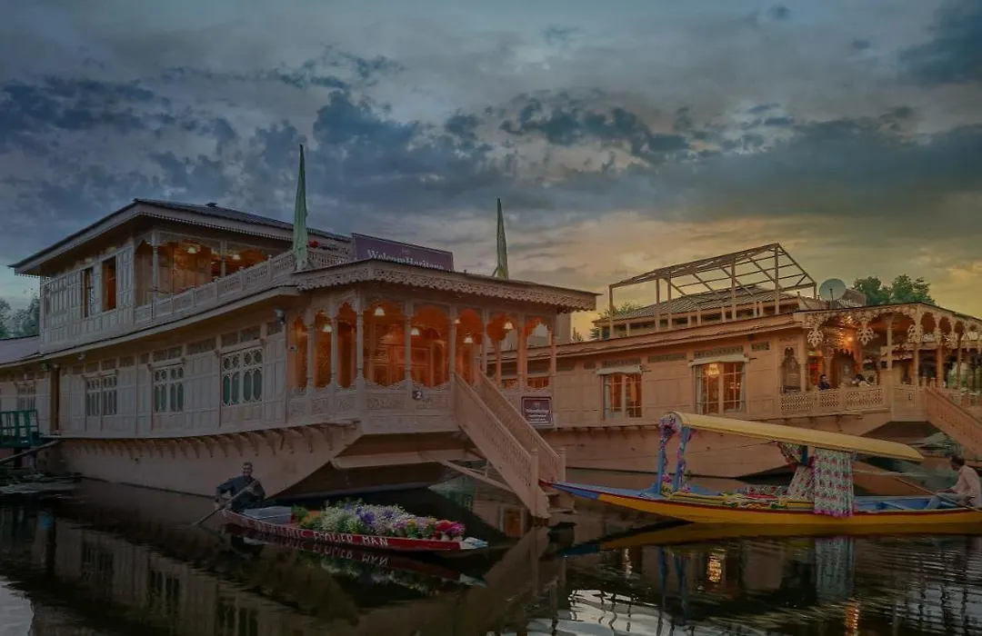 Welcomheritage Gurkha Houseboats-1