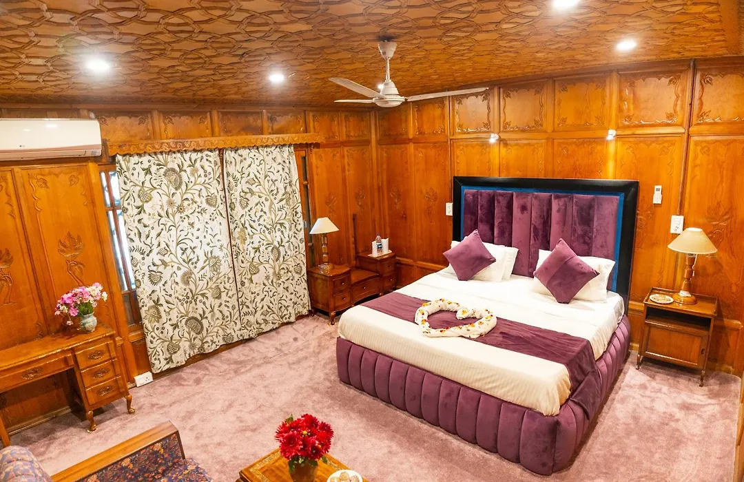 Wangnoo Heritage Houseboats-1