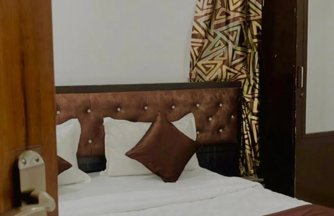 Hotel Square In-1