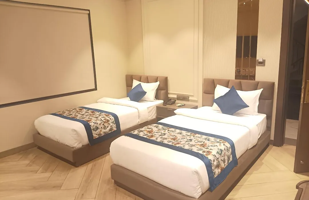 Qotel Signature Coleman Janakpuri Near District Centre & Pacific Mall-1