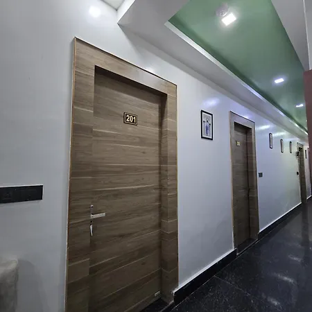 Hotel Parkland - Mathura Vrindavan - Premium Stay With Lift - Free Gym -Free Parking-Free Wifi-3