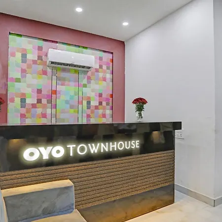 Townhouse Hotel The Rasa A Premium Park Near Onyx Mall Vasundhara-3