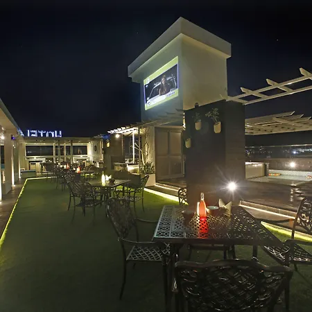 Hotel Ln Courtyard-2