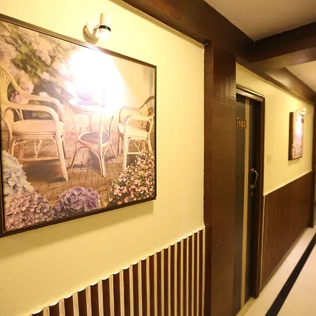 Hotel Happyland-2
