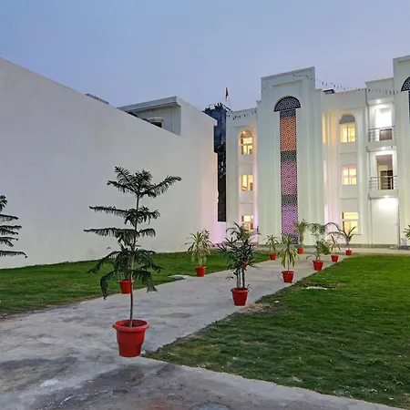 Super Collection O Yamuna Palace Near Gomti Riverfront Park-3