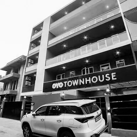 Townhouse 557 Near Golf Course Road-3