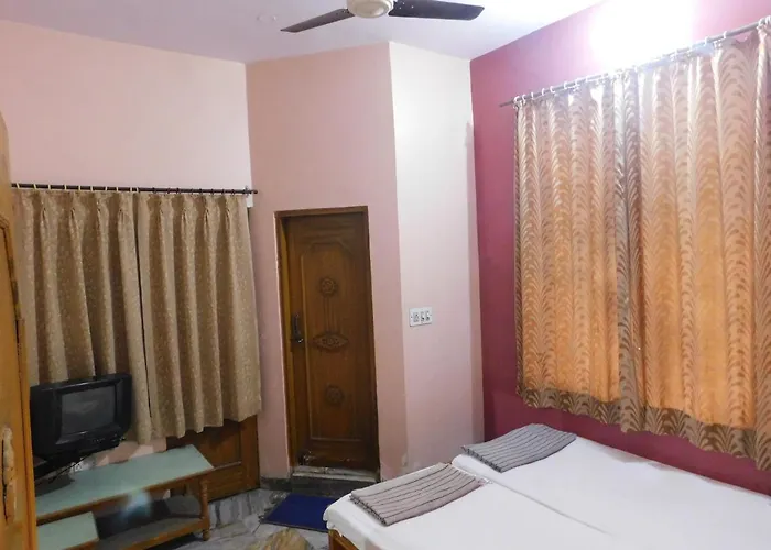 Hotel Om Palace - Couple Friendly & Local Id Accepted