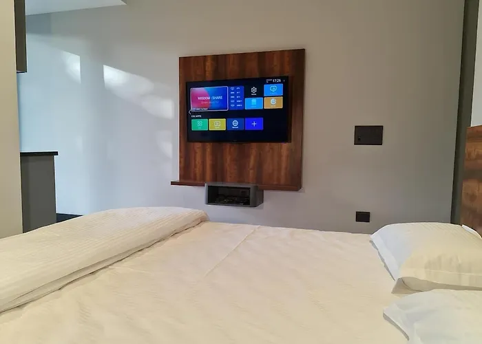 Apt# One-Four-Two - With Lift - High Speed Wifi - Smart Tv