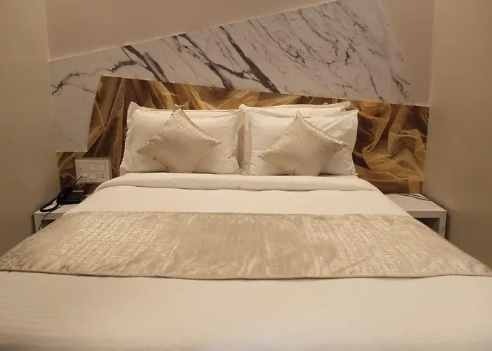 Mannars Deluxe Lodge