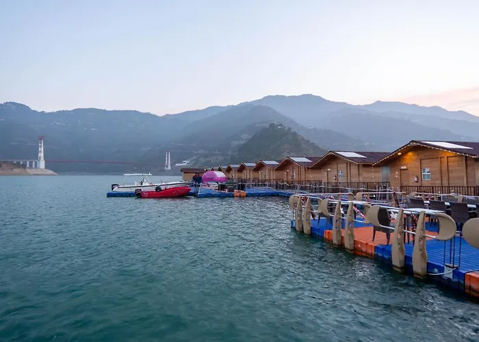 Le Roi Floating Huts & Eco Rooms Tehri