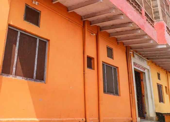 Goroomgo Laxmi Bhawan Dharamshala Mathura Near Yamuna River And Dwarikadhish Temple