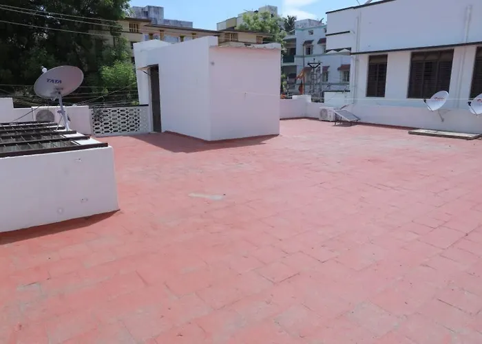 Heritage Home With 2 Bed/2 Bath With Kitchen In A Residential Neighborhood.