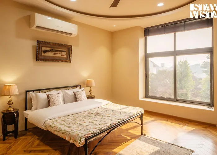 Stayvista'S Velvet Whisper - Urban Retreat With Contemporary Decor, Cozy Balcony & Lawn