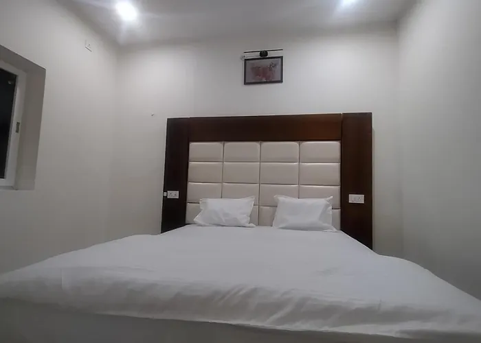 Tira Cafe & Hotel