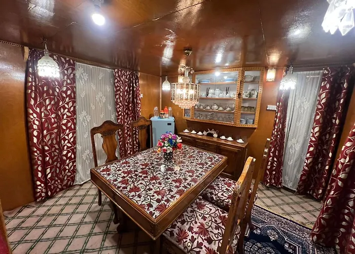 Houseboat Wild Rose