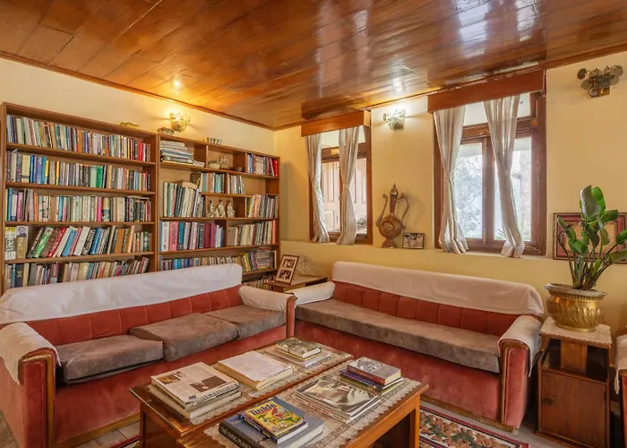 La Ipsing Farm By Stayvista - 3 Bhk Villa With Balcony, Mountain View, Indoor Games, And Pet Friendly