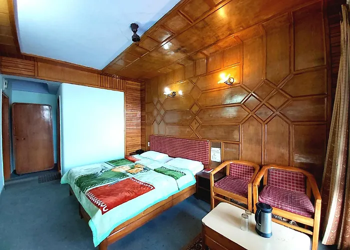 Goroomgo Hotel Radha Continental Nainital - 100 Meters From Mall Road