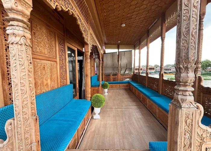 Floating Shanghai Group Of Houseboats