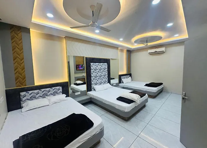 Hotel Om Shree Palace , Near Railway Station And Mahakal Lok