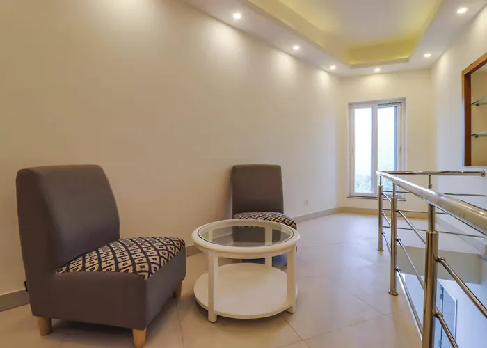 Goroomgo Thee Aura Mall Road Mussoorie Near Sai Baba Mandir 200M- Picture Palace -Kulri Bus Stand - Comfortable Stay With Family