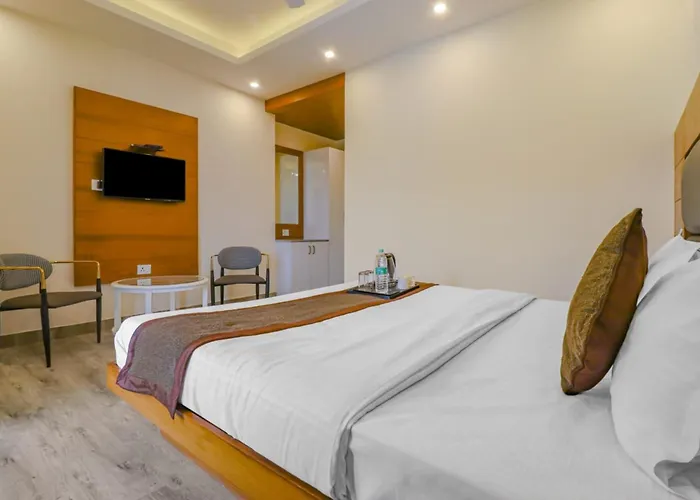 Goroomgo Thee Aura Mall Road Mussoorie Near Sai Baba Mandir 200M- Picture Palace -Kulri Bus Stand - Comfortable Stay With Family