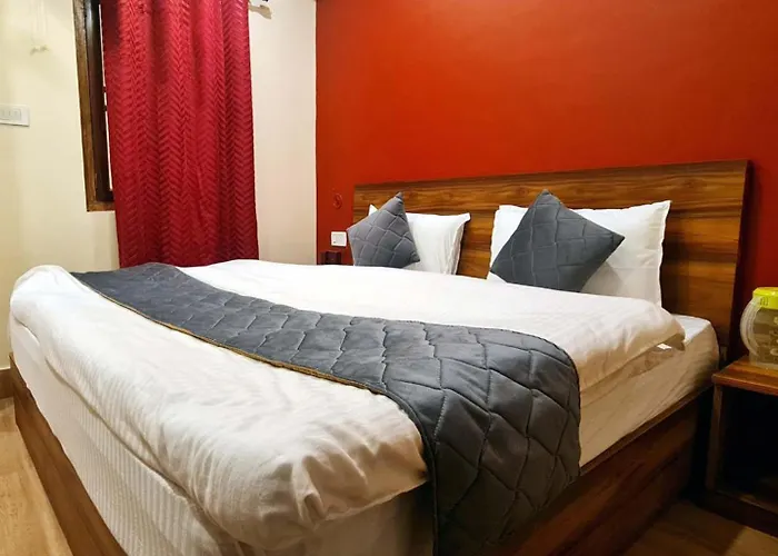 Goroomgo Gp Lake View Mall Road Nainital - Prime Location & Luxury Room - Excellent Customer Service Awarded