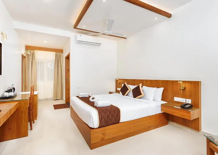 Hotel Lincoln Square Thekkady