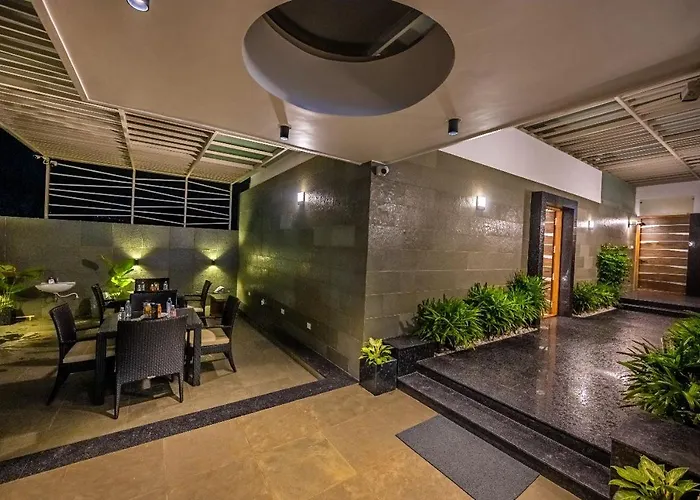 S R Pool Suites