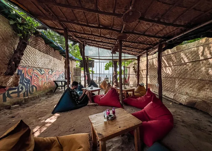 12 Monks - Beachfront Hostel