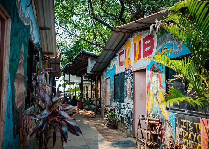 12 Monks - Beachfront Hostel