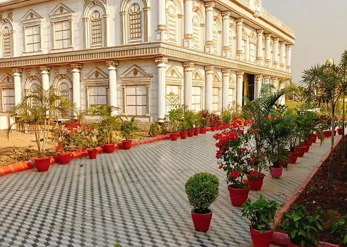 Rajwada Palace And Marriage Garden