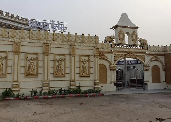 Rajwada Palace And Marriage Garden