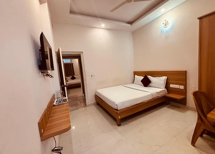 Seema Palace Inn 1 Km From Railwaystaion