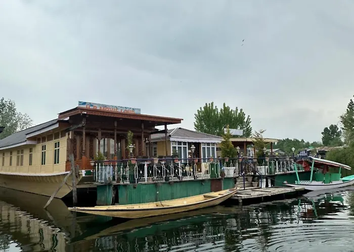 Movie Land Group Of House Boats