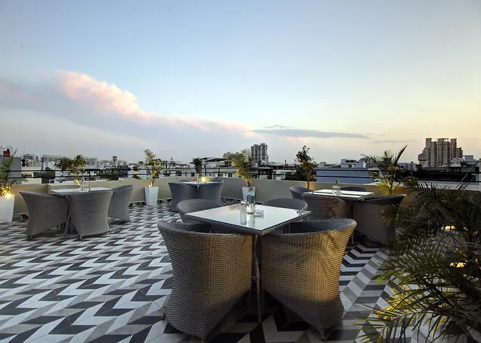 Saltstayz Select - Golf Course Road & Sector 27