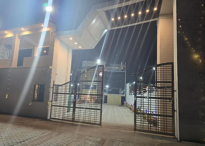 Sarojini Garden Hotel & Restaurant